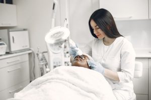 Read more about the article 醫美怎麼選才不踩雷？專業醫師揭密安全變美核心策略